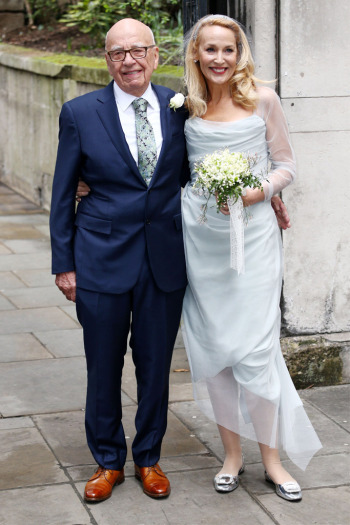 Jerry Hall no dia do seu casamento com Rupert Murdoch, calça Roger Vivier