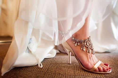 The-shining-diamonds-high-heel-wedding-shoes-for-bride.jpg